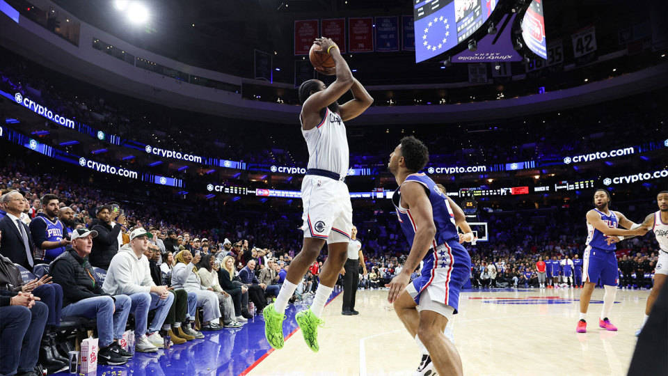 乐动网址-关于快船球星三分绝杀，全场观众热烈欢呼，欢迎销售因为.的信息